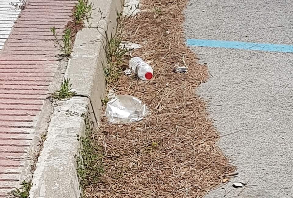 Associació Veïns Paratge Sant Pol-S'Agaró - Notícies - La brutícia al Paratge de Sant Pol tapa embornals